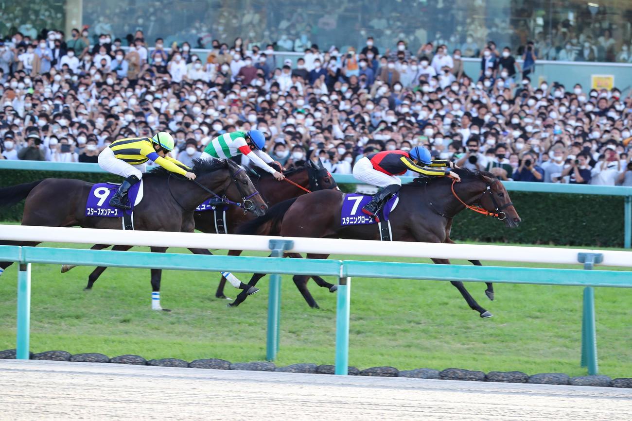 22年秋華賞で3着に敗れたスターズオンアース（左）