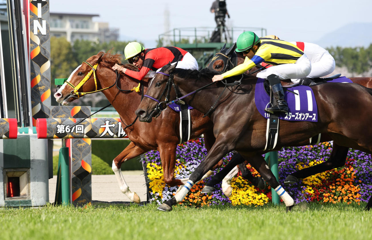 逃げ切って大阪杯を制したジャックドール（左）（撮影・白石智彦）