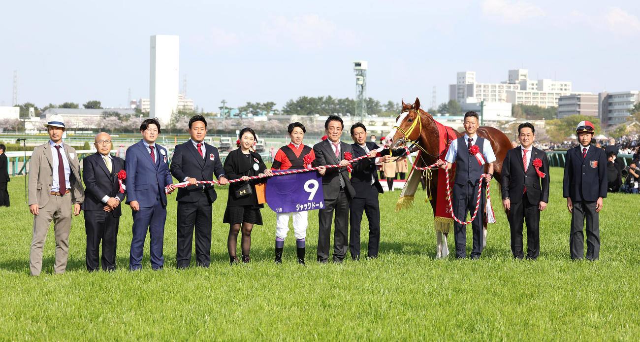 大阪杯を制したジャックドールと口取りに並ぶ武豊騎手（左から6人目）（撮影・白石智彦）