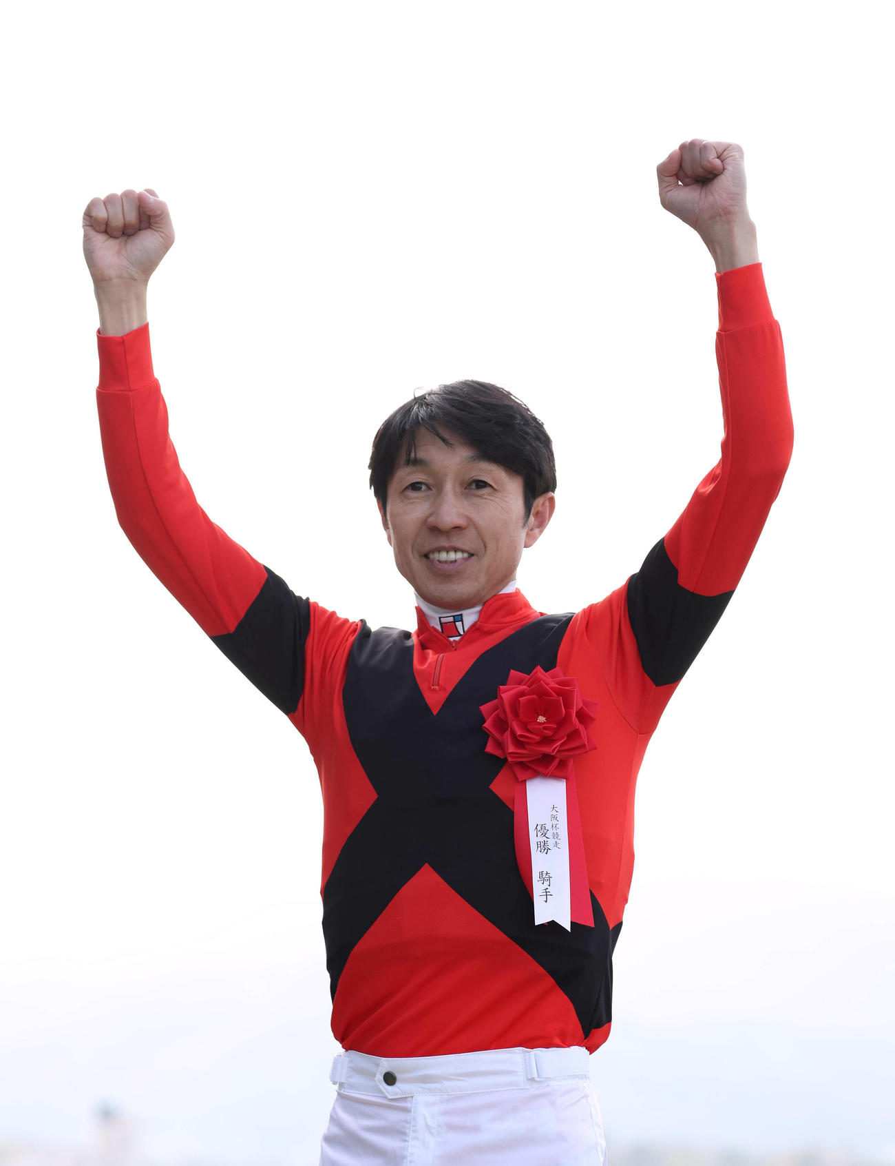 ヒーローインタビューを終えてガッツポーズする武豊騎手（撮影・白石智彦）