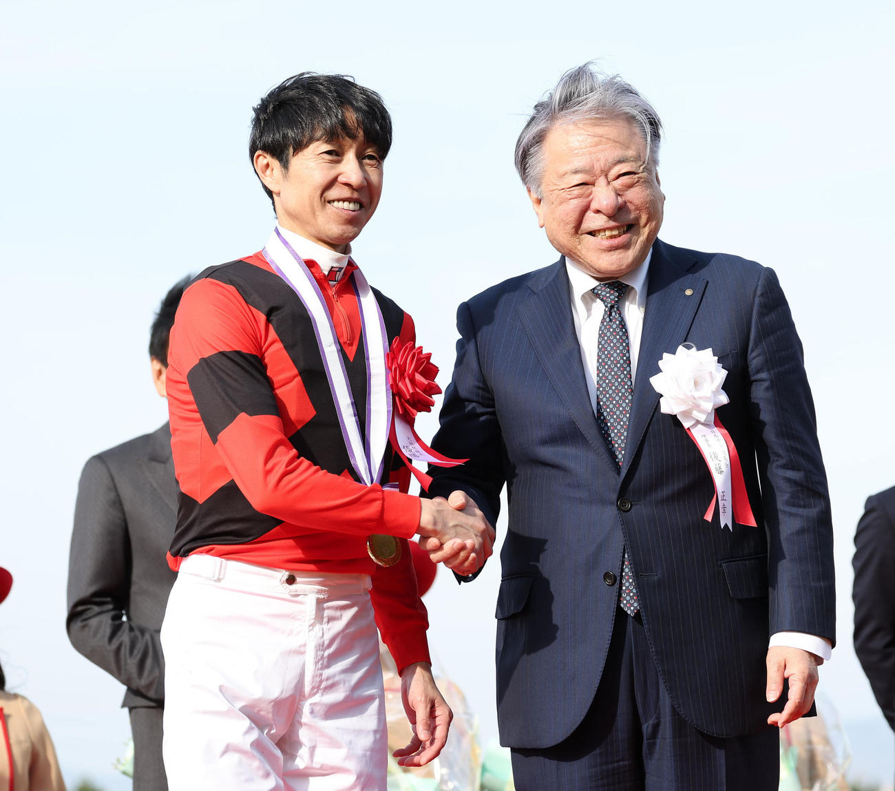 阪神11R、表彰式でJRA後藤正幸理事長（右）と笑顔で握手する武豊騎手（撮影・白石智彦）