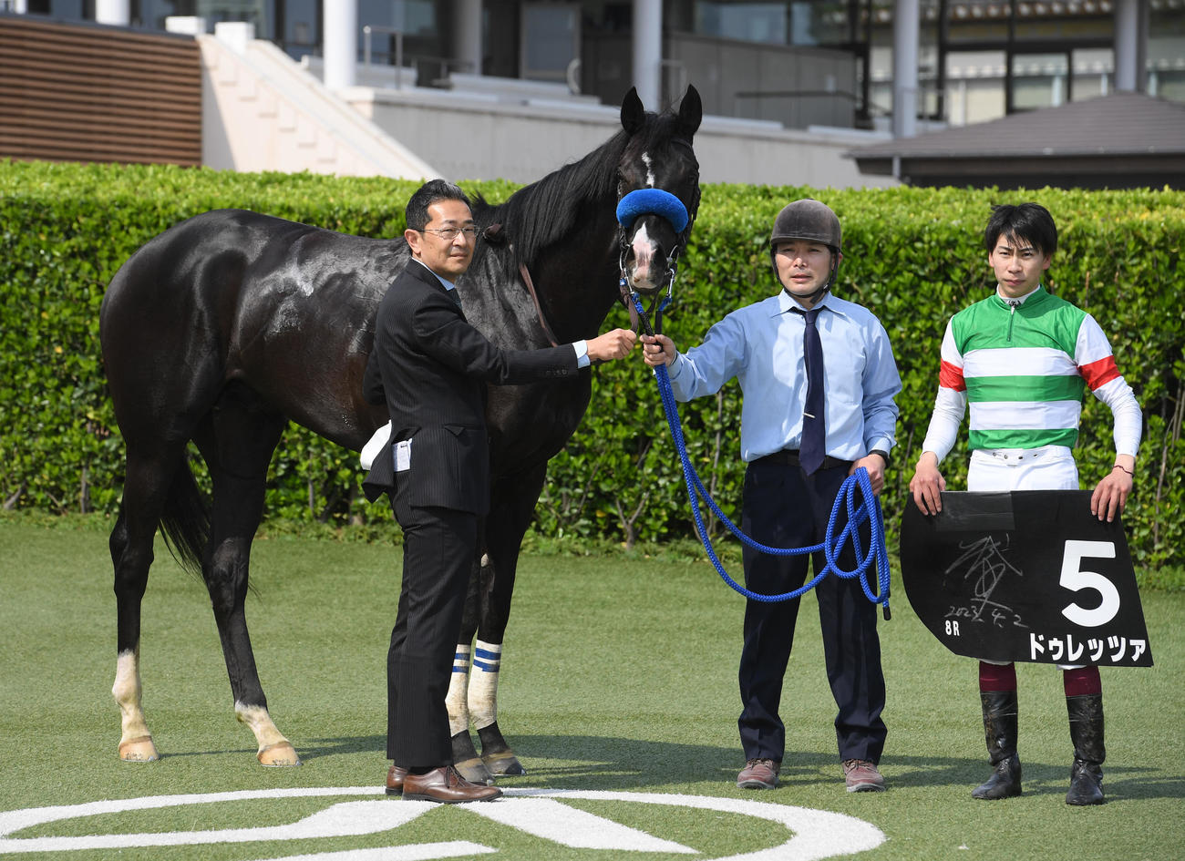 中山8R、山吹賞を制したドゥレッツァと横山武騎手（右）、尾関調教師（左）（撮影・柴田隆二）