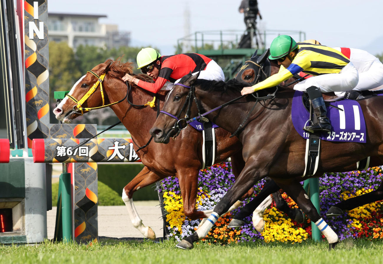 逃げ切って大阪杯を制したジャックドール（左）（撮影・白石智彦）