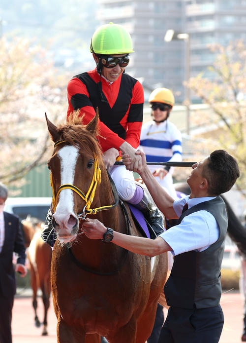 大阪杯】ジャックドールでV武豊騎手ちゃめっ気たっぷり、カメラレンズ