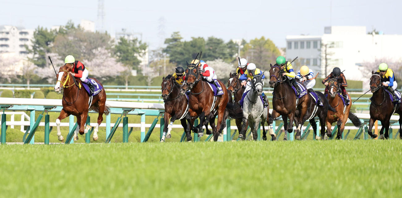 逃げ切って大阪杯を制したジャックドール（左）（撮影・白石智彦）
