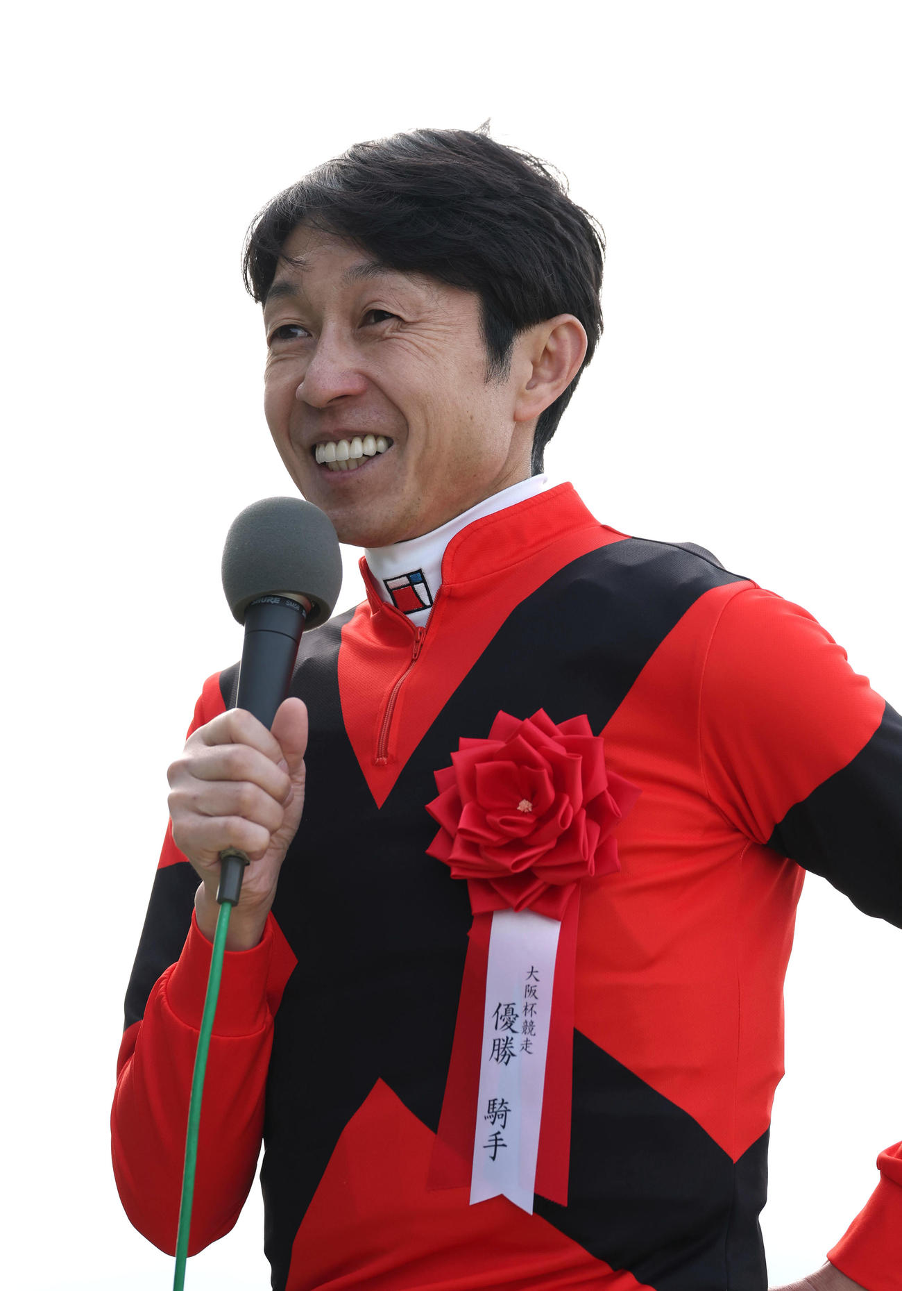 ヒーローインタビューで笑顔を見せる武豊騎手（撮影・白石智彦）