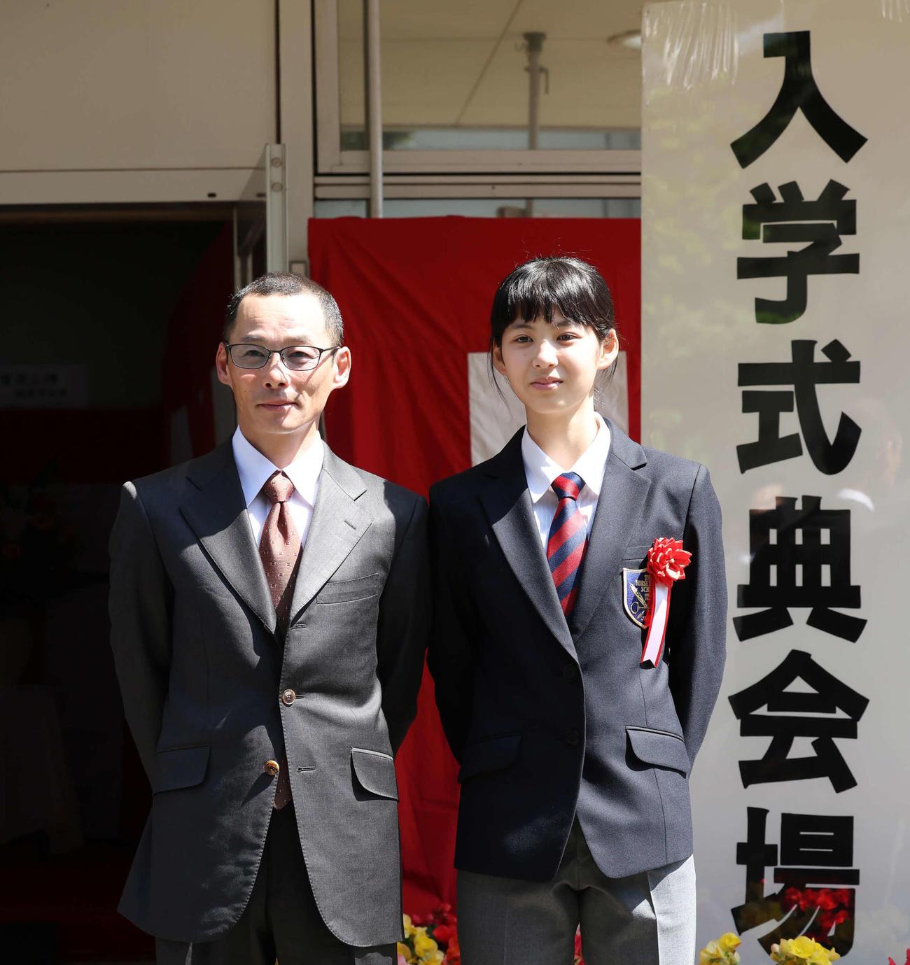 父親の冬樹師（左）と写真に納まる五十嵐ひなさん（撮影・丹羽敏通）