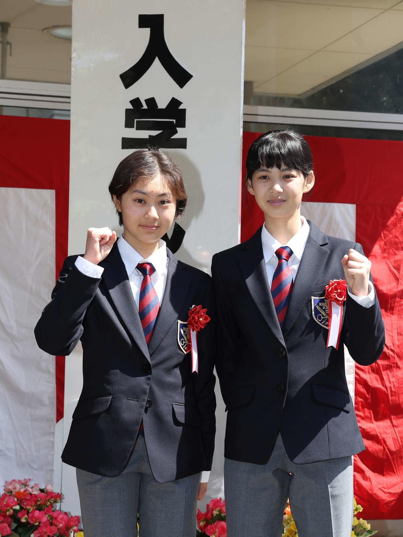 ガッツポーズで写真に納まる西村さん（左）と五十嵐さん（撮影・丹羽敏通）