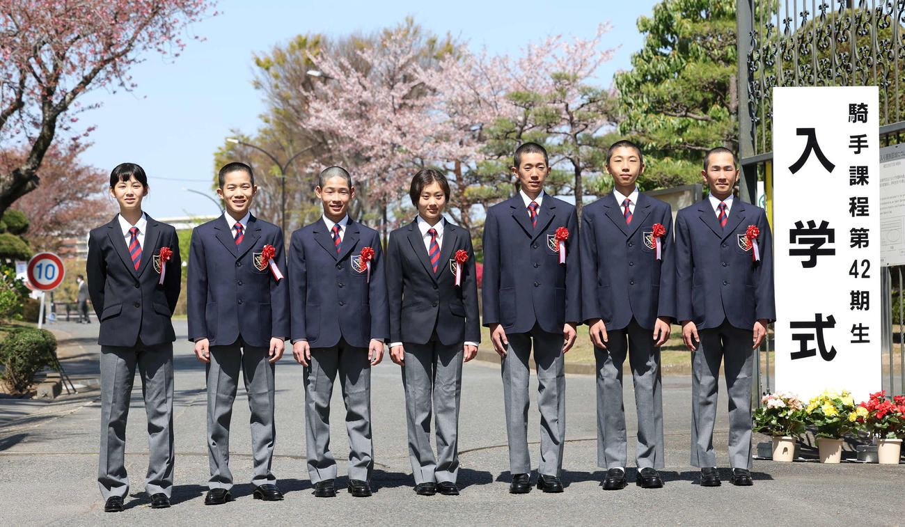 騎手課程第42期生入学式で写真に納まる、左から五十嵐さん、石川さん、富永さん、西村さん、林さん、広野さん、山田さん