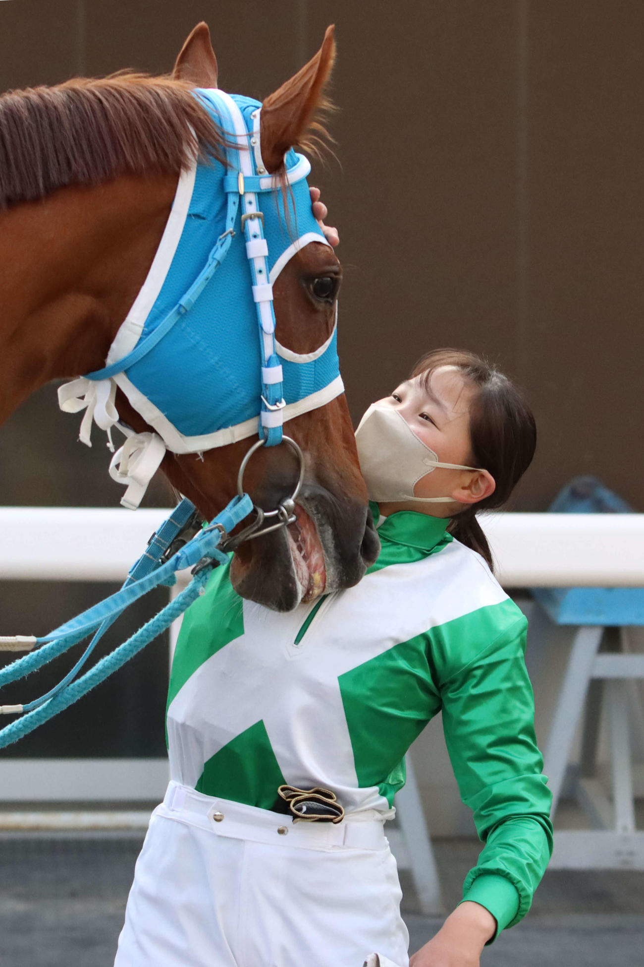 デビュー初勝利を挙げ、騎乗したシェリーアモールの顔をなでる小林美駒騎手
