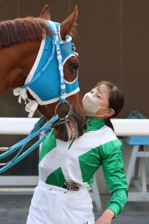 JRA新人女性騎手の小林美駒が川崎で初勝利！ゴール前で逃げ馬差す