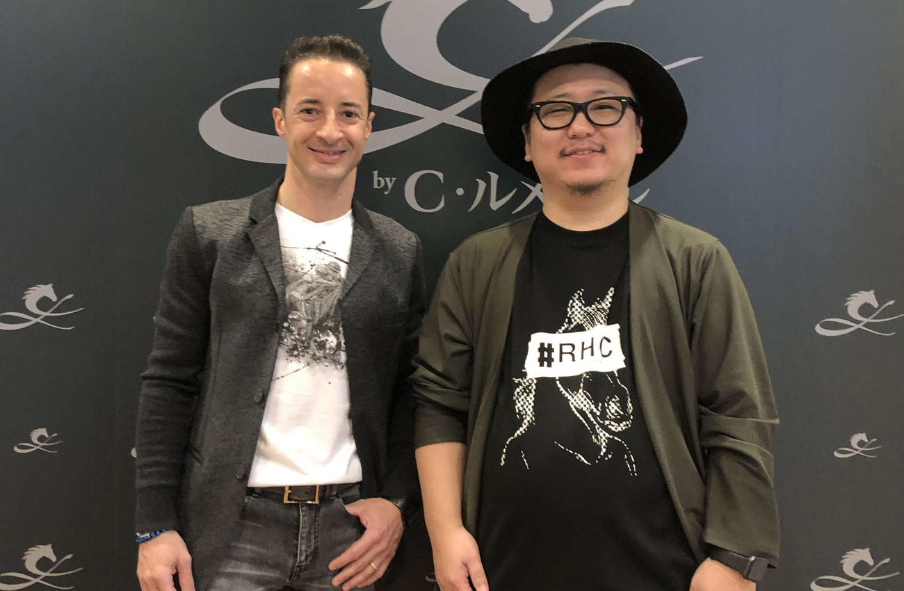 記念撮影に応じるC・ルメール騎手とグラフィックデザイナーの尾花龍一氏（撮影・阿部泰斉）