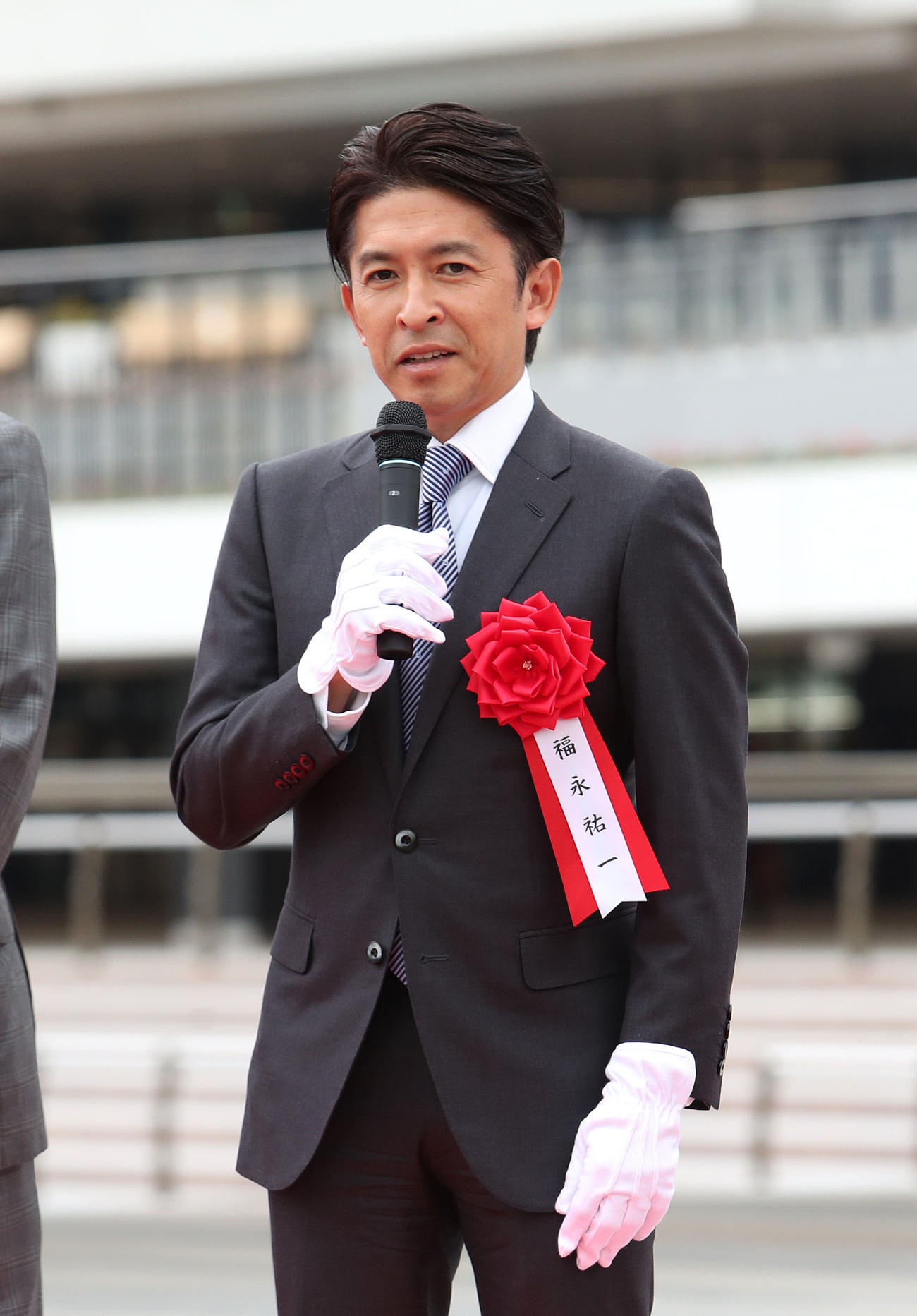 コントレイル像除幕式であいさつする福永師（撮影・白石智彦）