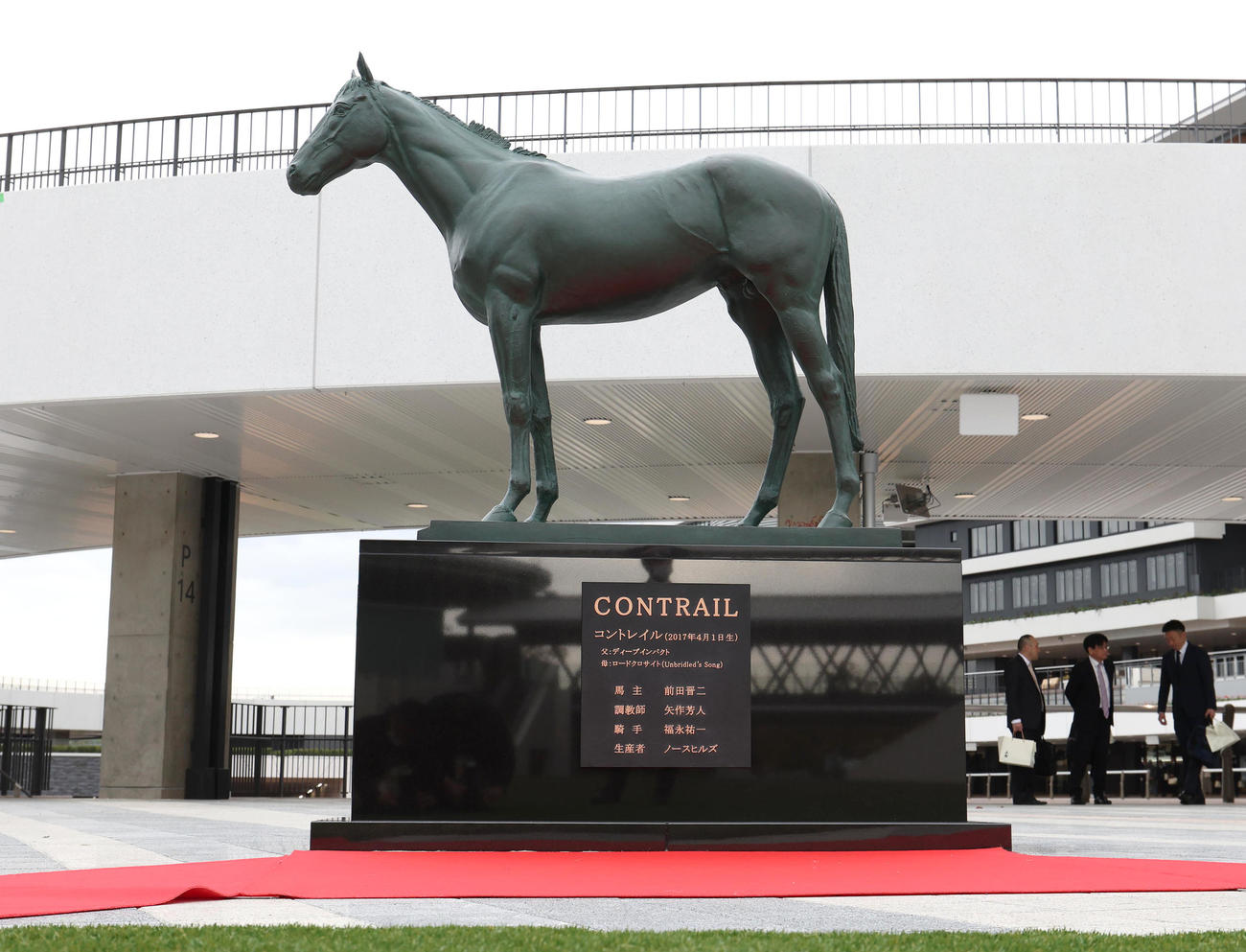 京都競馬場で披露されたコントレイル像（撮影・白石智彦）