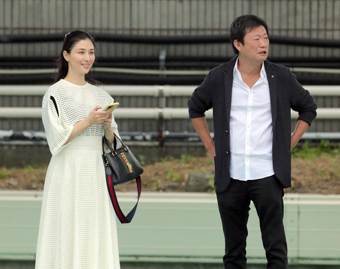 自身が名付けたベラジオマナミをみる橋本マナミ（左）と馬主の林田祥来氏