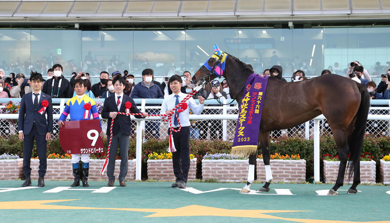 阪神牝馬Sを制したサウンドビバーチェと口取りに並ぶ浜中騎手（左から2人目）（撮影・白石智彦）