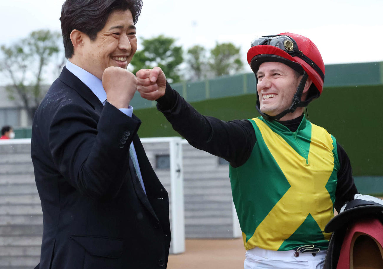 エエヤンでニュージーランドTを制して喜び合う伊藤大師（左）とM・デムーロ騎手（撮影・丹羽敏通）