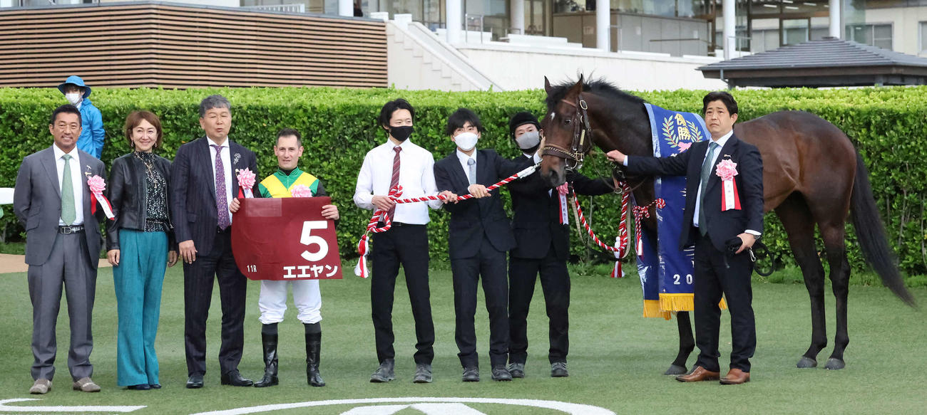 NZT制しエエヤンの口取りをするM・デムーロ騎手（左から4人目）と伊藤大師（右端）（撮影・丹羽敏通）