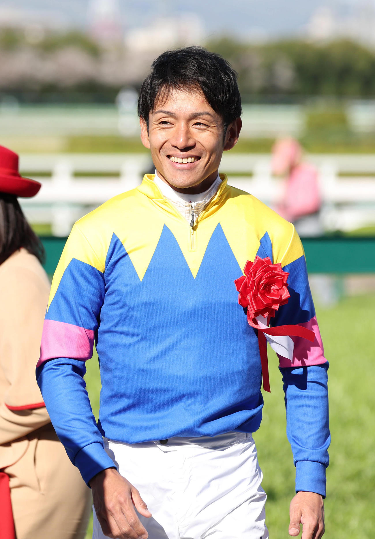 阪神牝馬Sをサウンドビバーチェで勝ち笑顔を見せる浜中騎手（撮影・白石智彦）