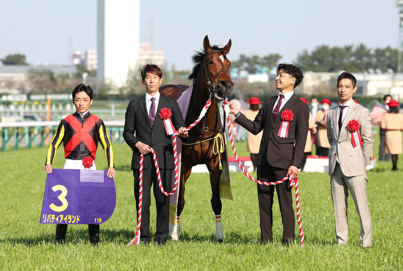 阪神11R、リバティアイランドで桜花賞を制して口取りに並ぶ川田騎手（左）（撮影・白石智彦）