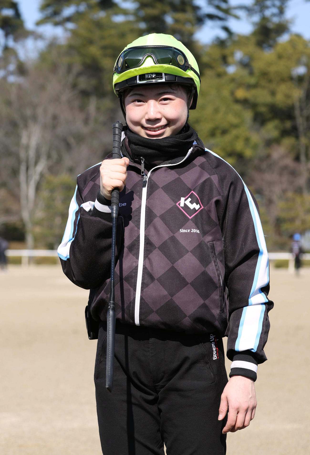笑顔でガッツポーズする新人の河原田騎手（2023年3月撮影）