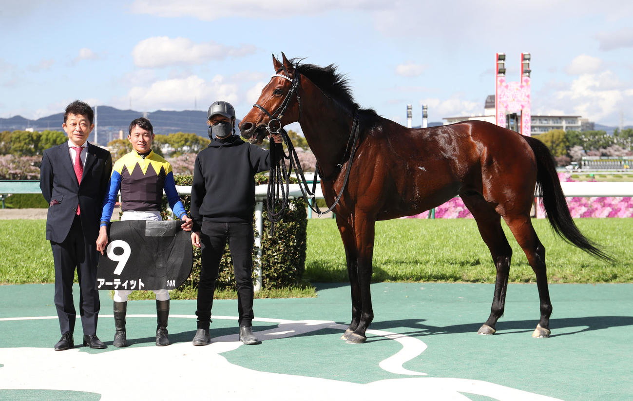 阪神10R、大阪－ハンブルクCを制したアーティットと口取りに並ぶ岩田望騎手（中央）（撮影・白石智彦）