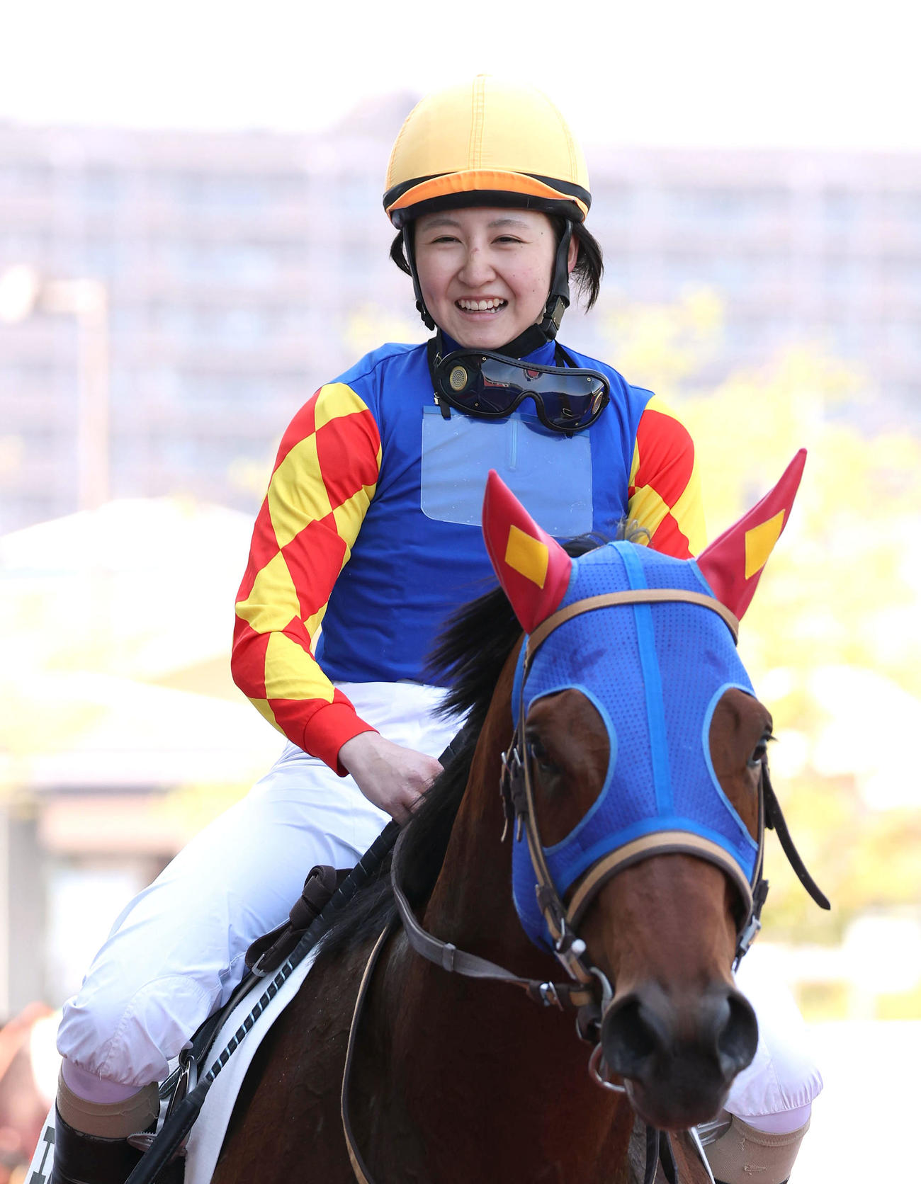 阪神6Rをエバニスタで勝利して笑顔で引き揚げる古川奈騎手（撮影・白石智彦）