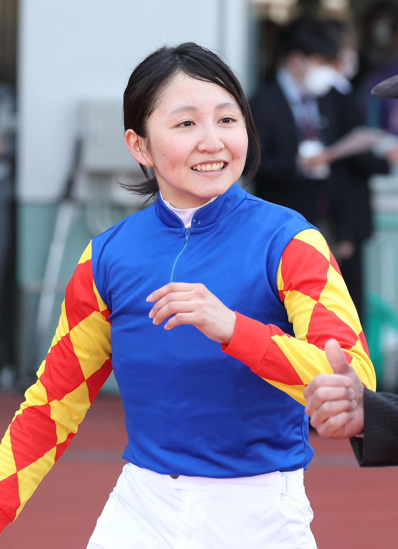 阪神6Rをエバニスタで勝利して口取りへ向かう古川奈騎手（撮影・白石智彦）