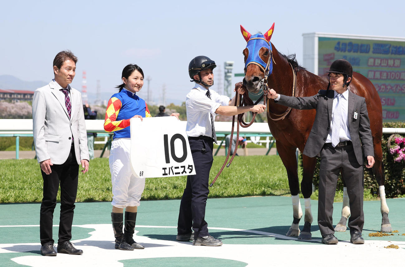阪神6Rをエバニスタで勝利して口取りに並ぶ古川奈騎手（左から2人目）（撮影・白石智彦）