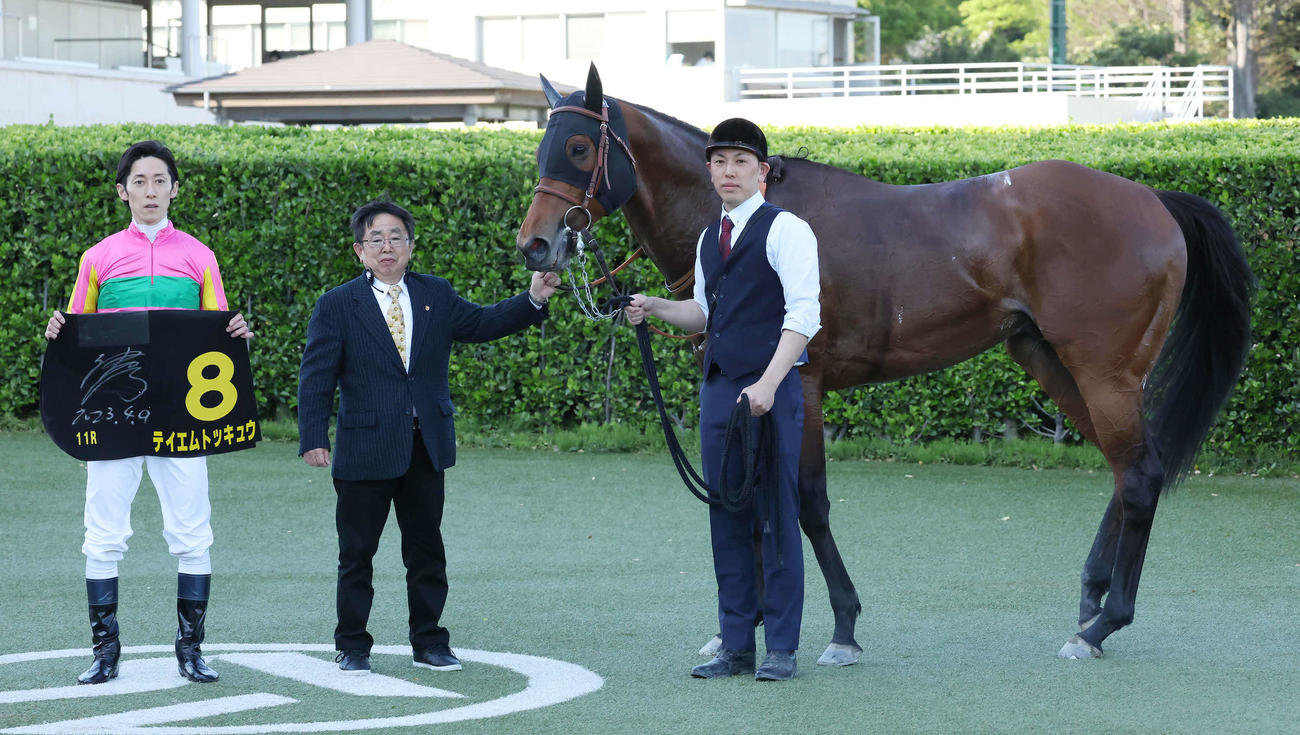 京葉Sを快勝したテイエムトッキュウの口取りをする津村騎手（左）と木原師（中央）（撮影・丹羽敏通）