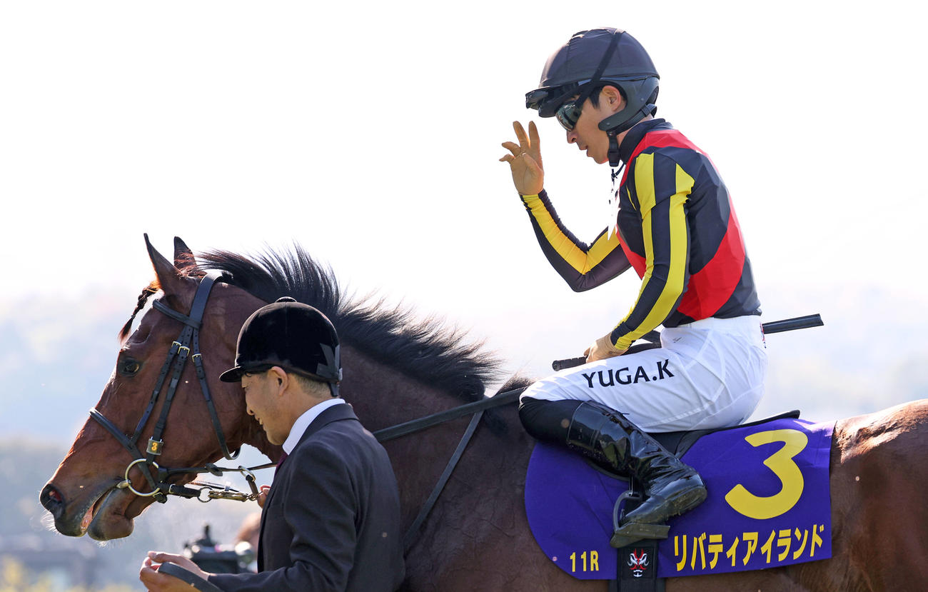 リバティアイランドで桜花賞を制してファンの声援に応える川田騎手（撮影・白石智彦）