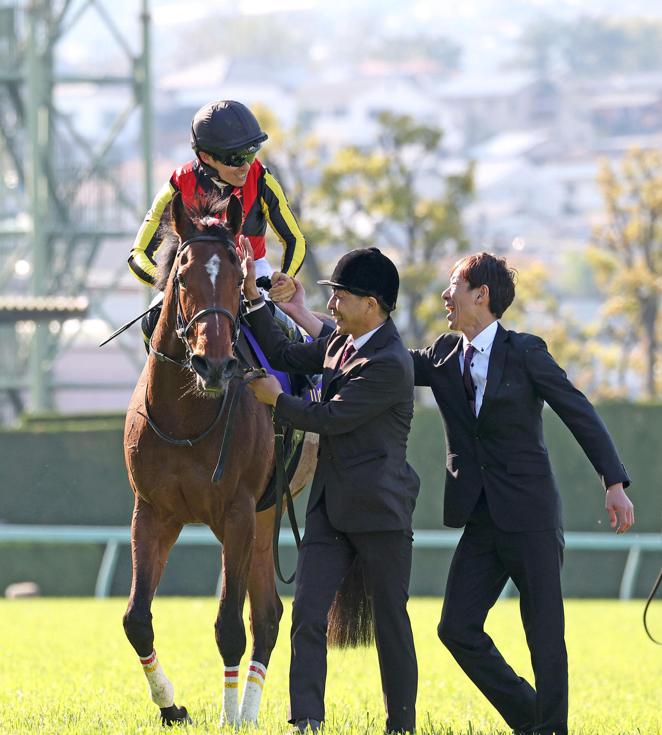 リバティアイランドで桜花賞を制し片山助手（右）と握手を交わす川田騎手（撮影・白石智彦）