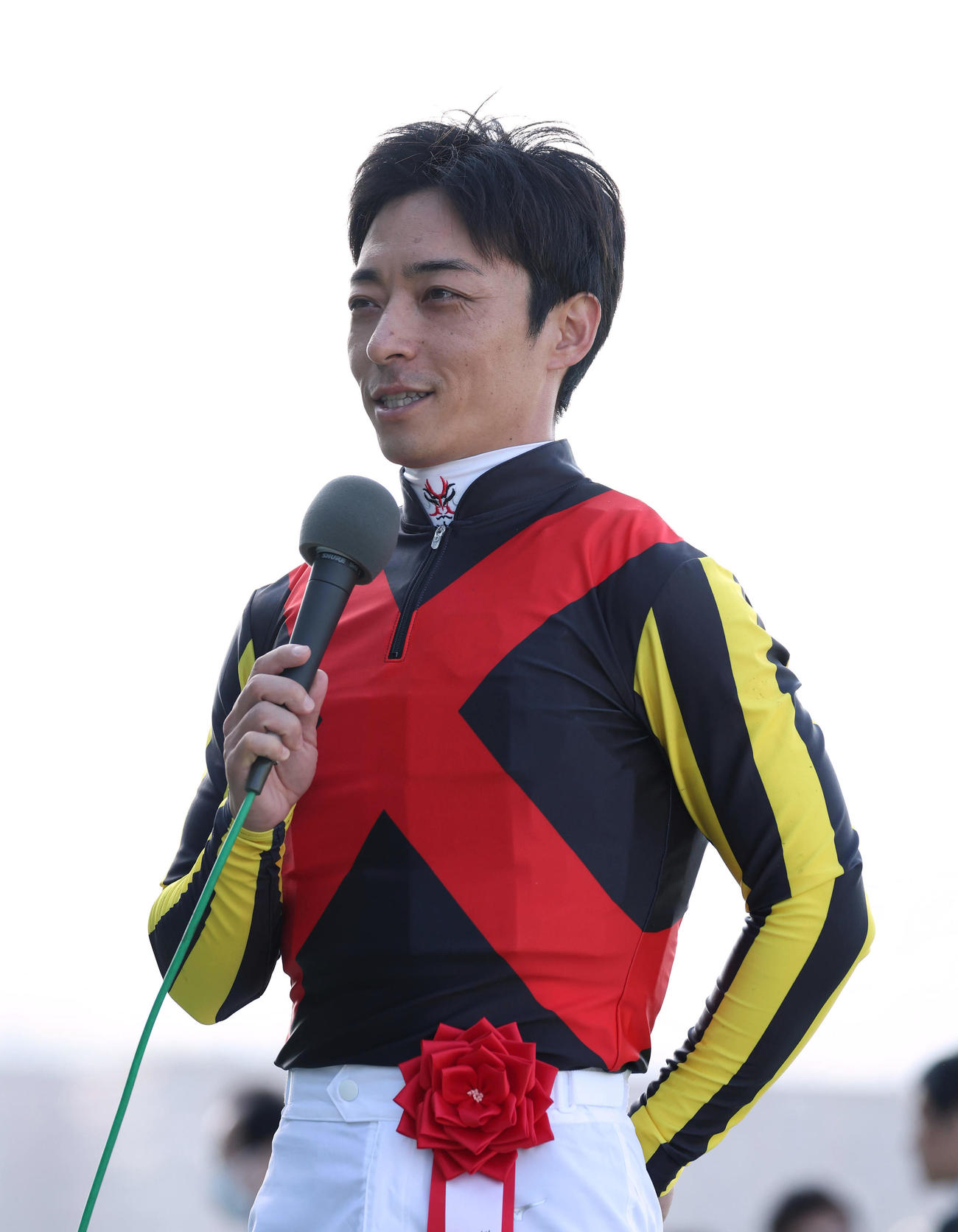 ヒーローインタビューで笑顔を見せる川田騎手（撮影・白石智彦）