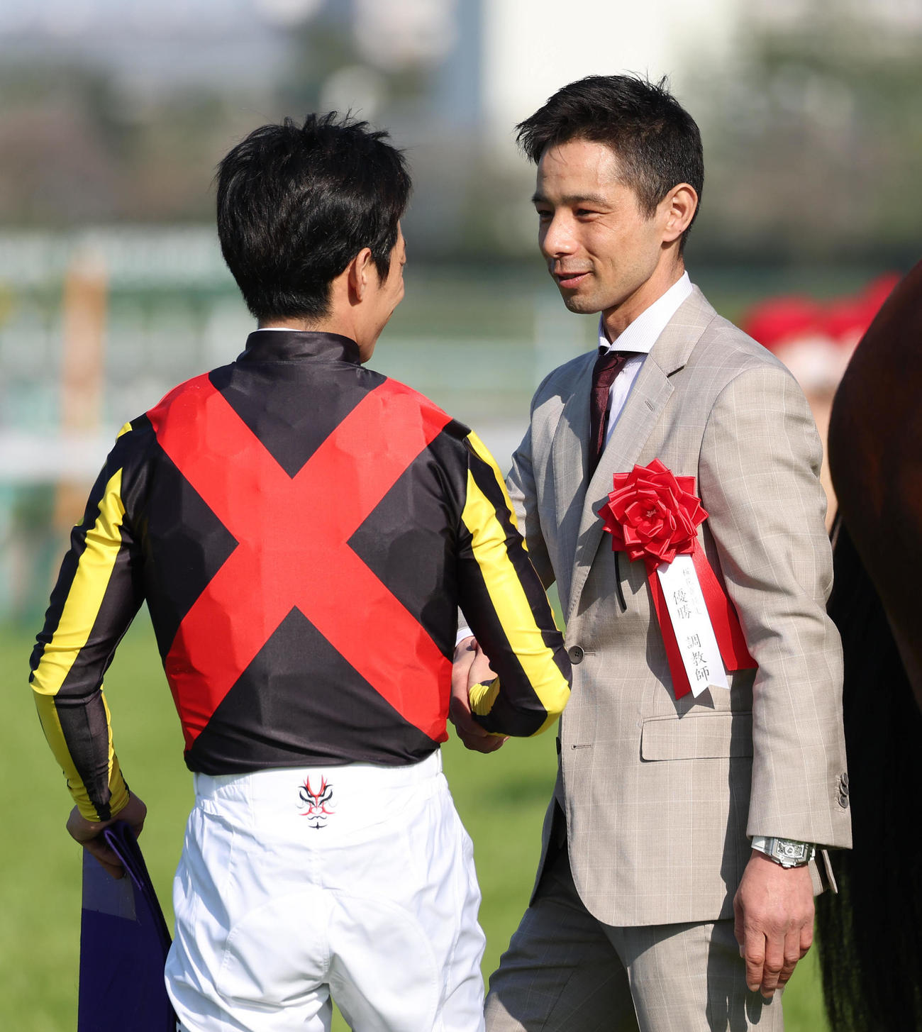 阪神11R、川田騎手（左）と握手を交わす中内田師（撮影・白石智彦）