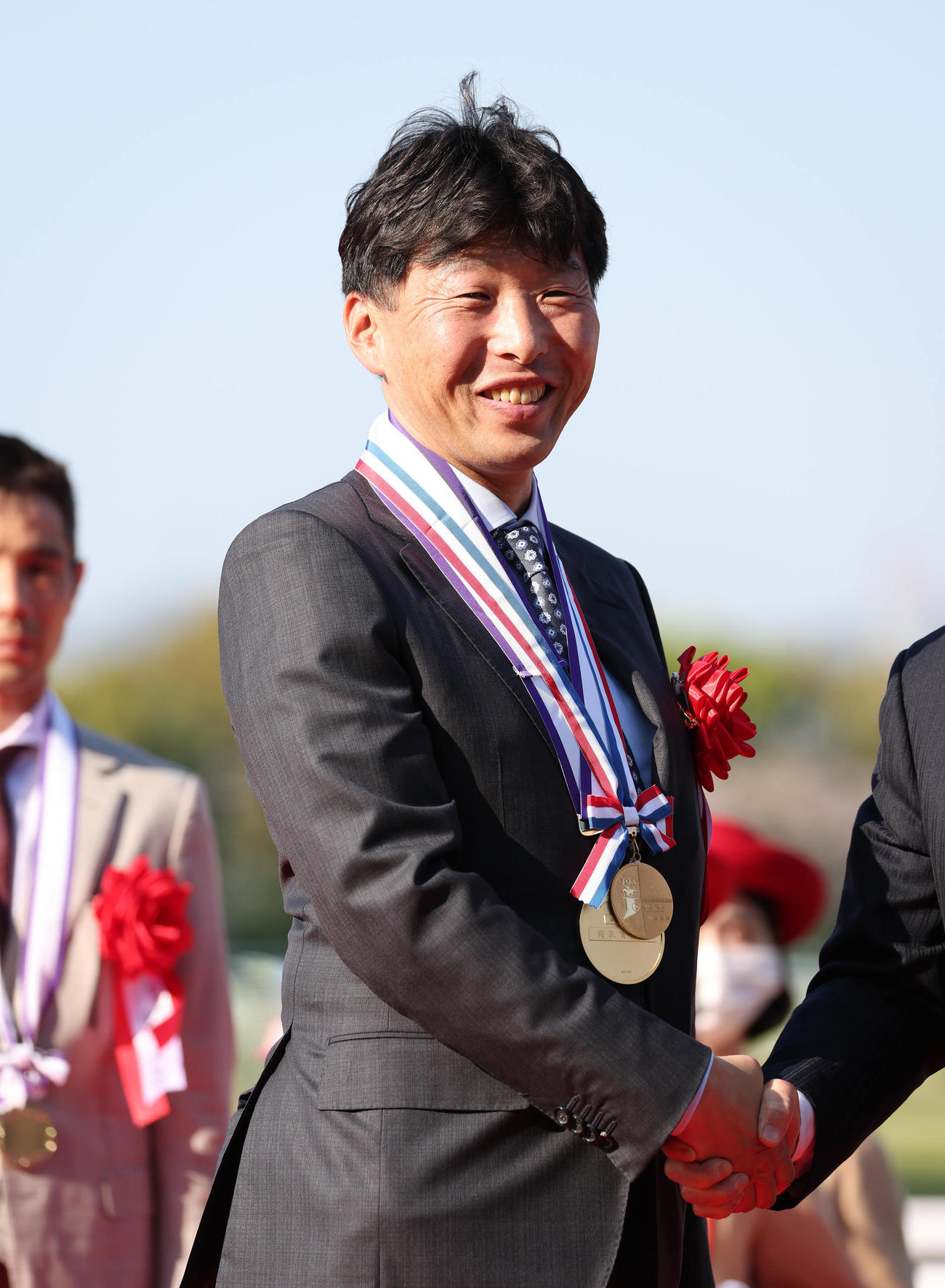 表彰式で笑顔を見せる吉田俊介サンデーR代表（撮影・白石智彦）