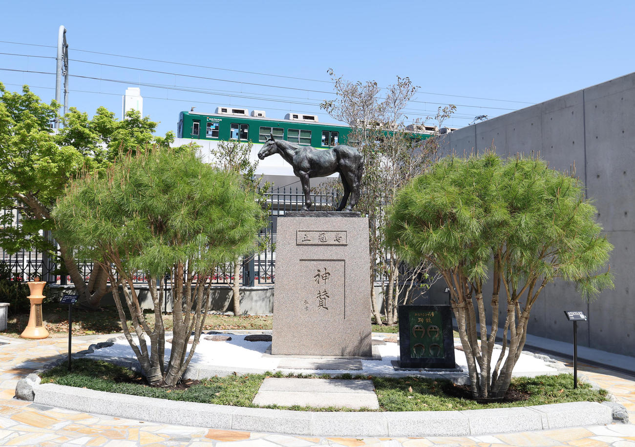 京都競馬場内覧会でお披露目された移設されたシンザン像（撮影・白石智彦）