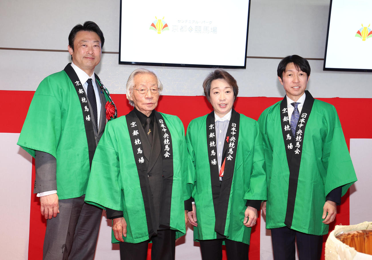 記念撮影に納まる左から、吉井章参議院議員、松本好雄氏、橋本聖子参議院議員、武豊騎手（撮影・白石智彦）