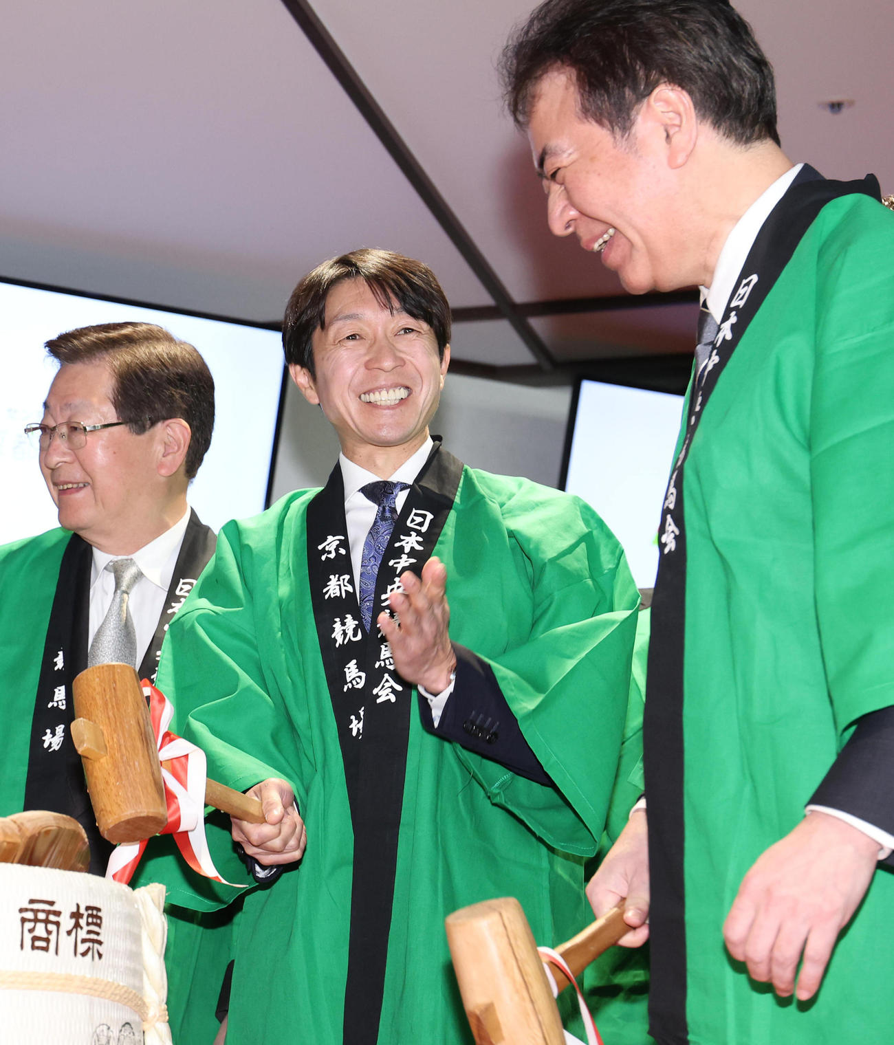京都競馬場整備工事竣工式典で鏡開きを終えて笑顔を見せる武豊騎手（中央）（撮影・白石智彦）