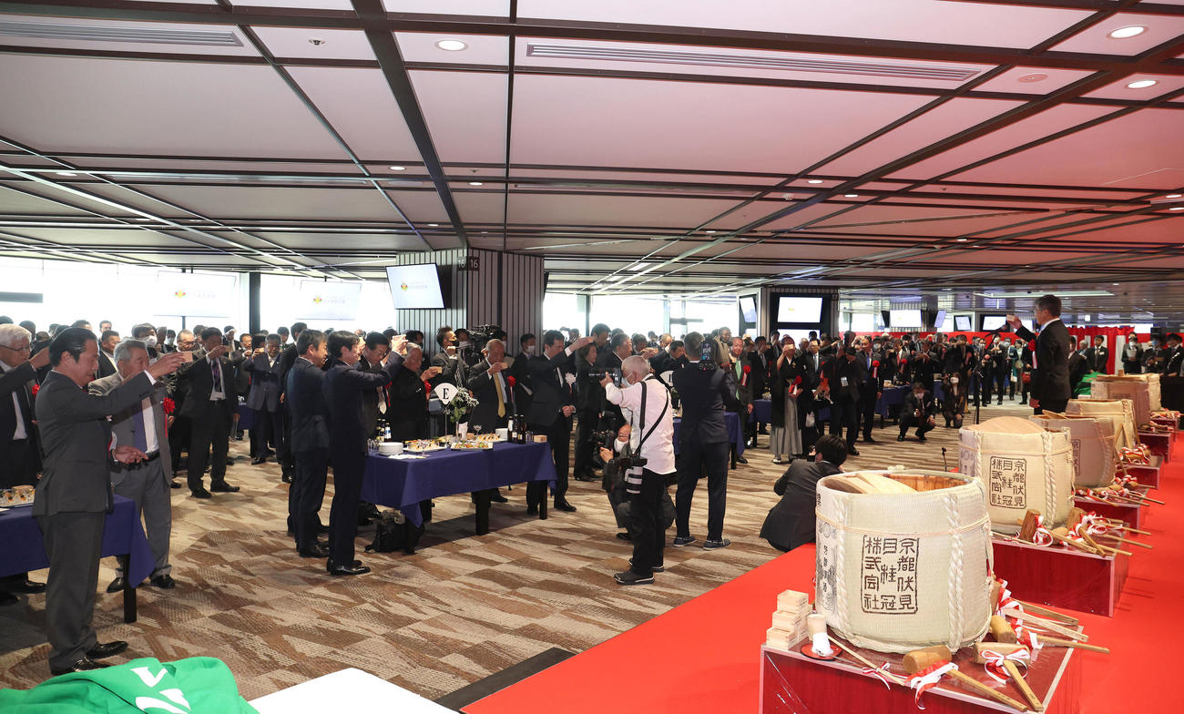 京都競馬場整備工事竣工式典で乾杯する参列者（撮影・白石智彦）