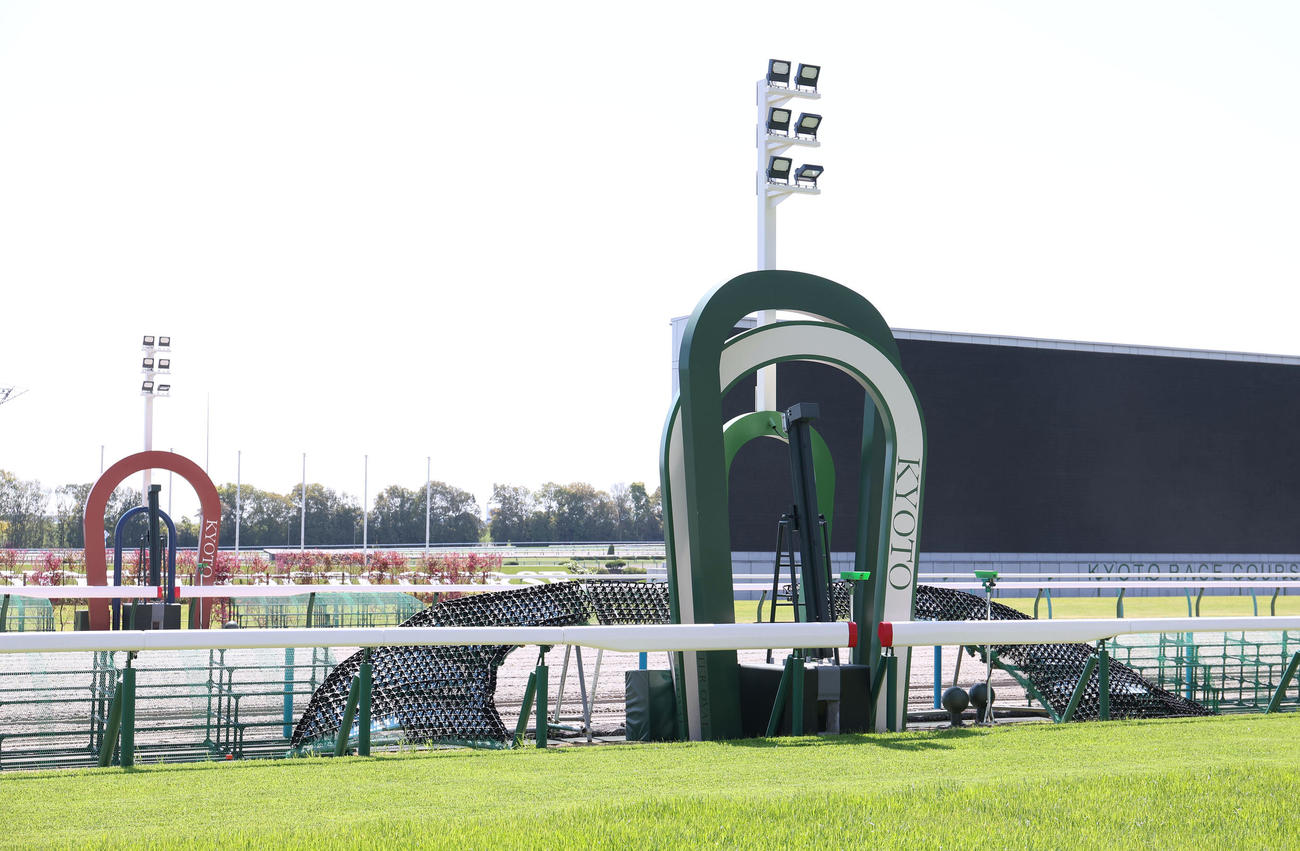 京都競馬場内覧会でお披露目されたダートコースのゴール板（左）と芝コースのゴール板（撮影・白石智彦）