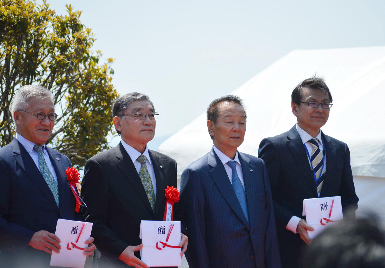 寄付金贈呈式が行われ、大山ヒルズのある伯耆町、ノースヒルズのある新冠町、中期育成牧場がある日高町の3町に寄付金を贈呈したノースヒルズ代表の前田幸治氏（左から3人目）