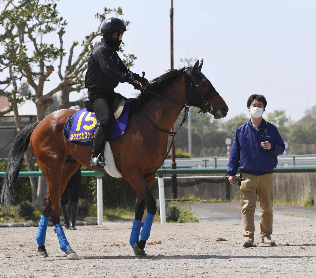 追い切りを終えたホウオウビスケッツと奥村武調教師（右）（撮影・柴田隆二）