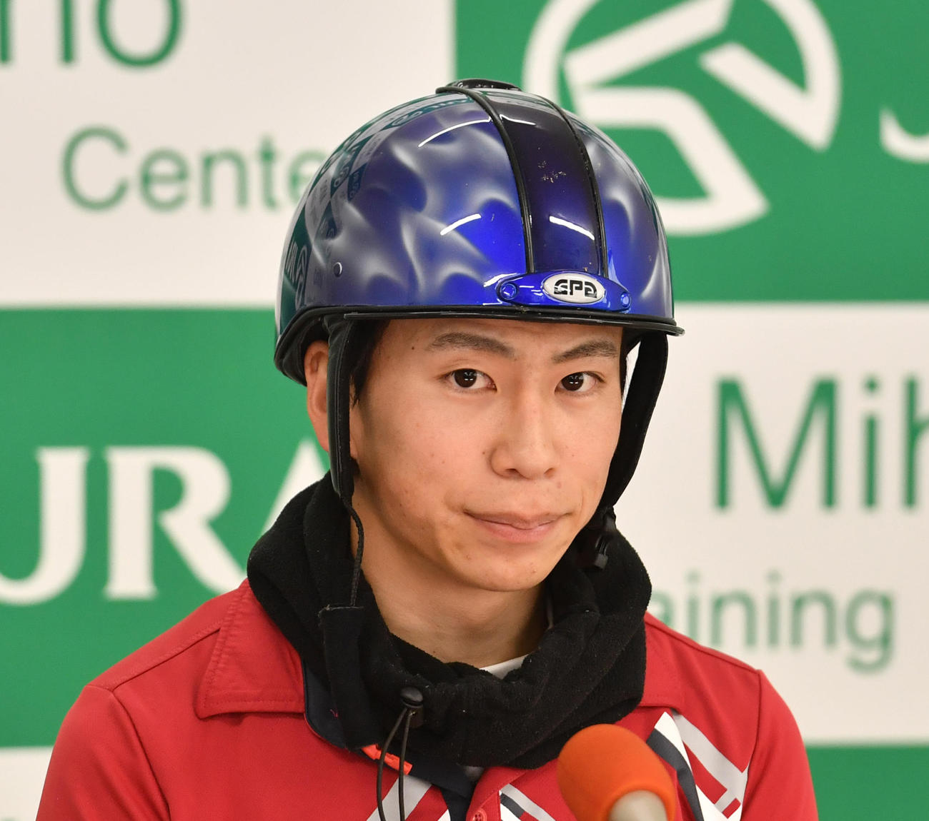 ソールオリエンスの追い切りを終えて会見する横山武騎手（撮影・柴田隆二）