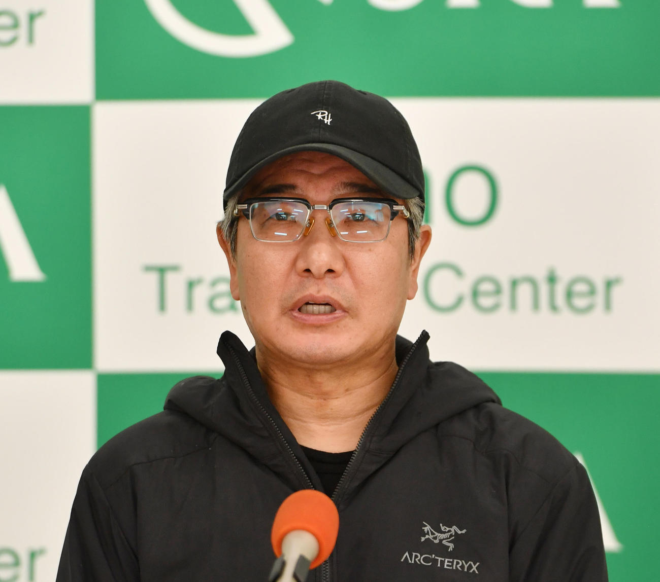 タスティエーラの追い切りを終えて会見する堀調教師（撮影・柴田隆二）