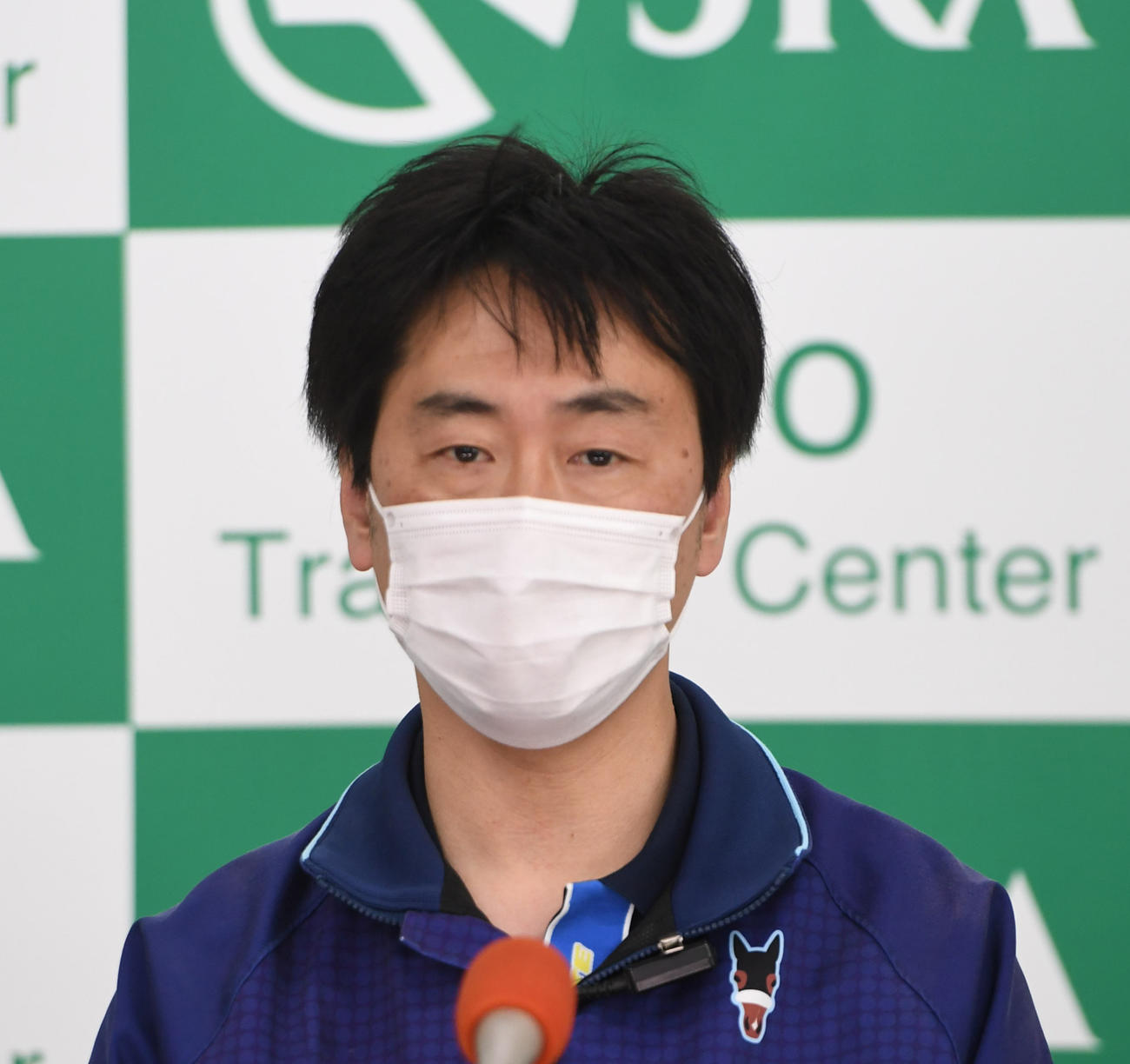 ホウオウビスケッツの追い切りを終えて会見する奥村武調教師（撮影・柴田隆二）