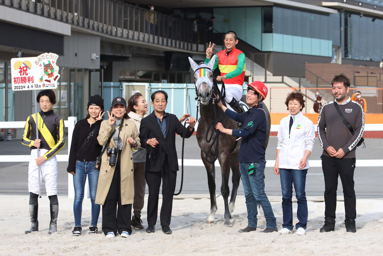 10日、船橋3Rをセキテイジュウオーで勝ち、デビュー初勝利を挙げ記念撮影に納まる所蛍騎手と関係者