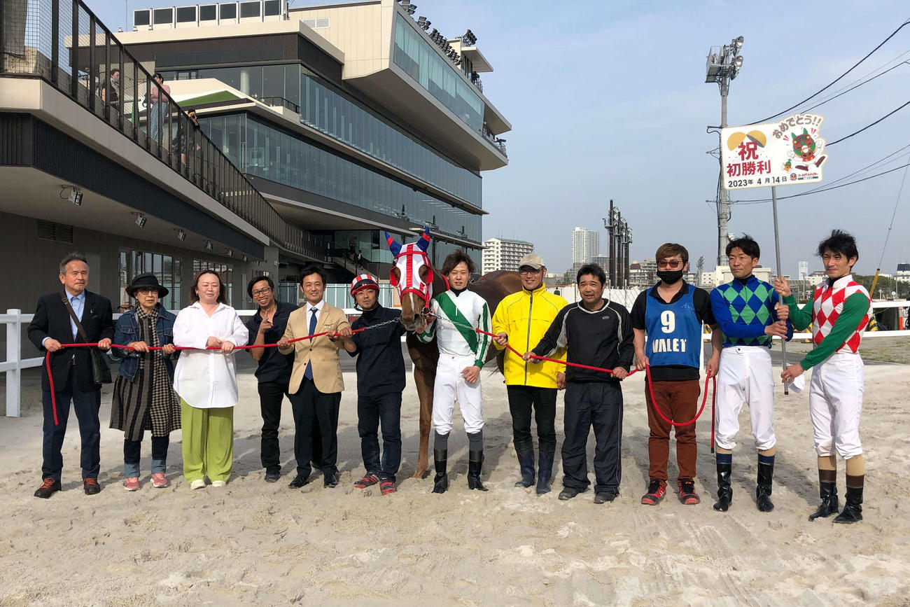 岩崎真樹調教師（左から5人目）はフジサクラで船橋3Rを制して初勝利とし、関係者と記念撮影する