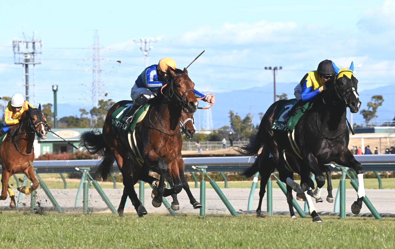 きさらぎ賞を制し3連勝のフリームファクシ（右）