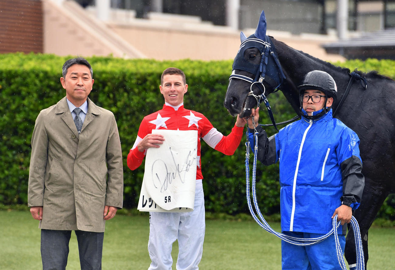 中山5Rを制したレッドバレンティア。左から手塚貴久調教師、レーン騎手（撮影・柴田隆二）