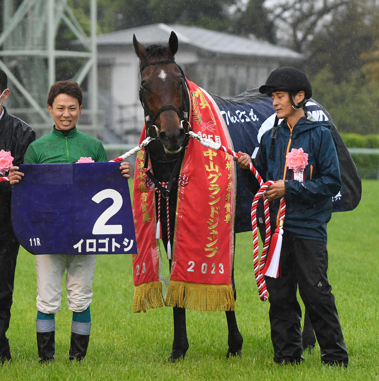 中山グランドJを制し口取りに臨むイロゴトシと黒岩騎手（左）（撮影・柴田隆二）